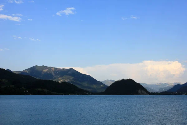 自然背景上美丽的湖泊 — 图库照片