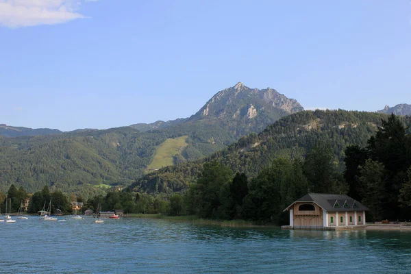 Schöner See Vor Naturkulisse — Stockfoto