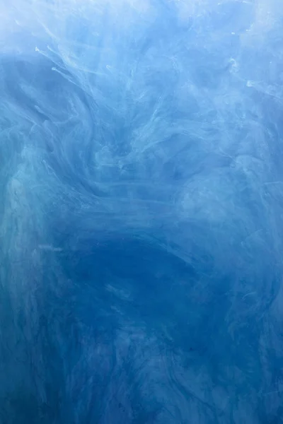 Abstrakcyjna Fotografia Ukazująca Pływające Struny Kolorów Niebieskim Podwodnym Klimacie — Zdjęcie stockowe