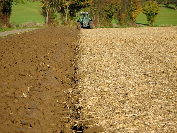 Trekker Ploegt Bruin Veld Rond Kraichgau Duitsland Opmaak Vulling Landschap — Stockfoto