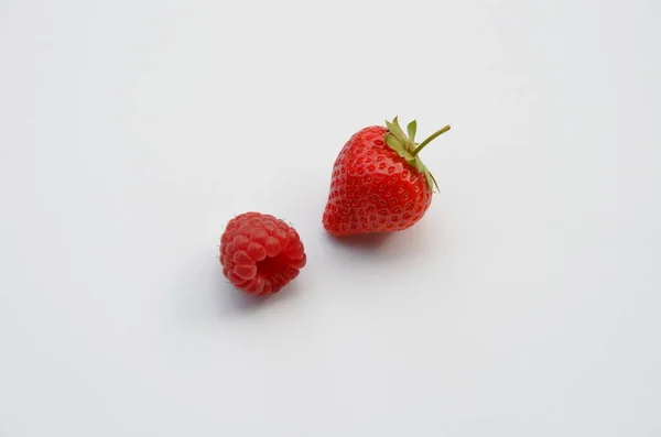 白色背景的新鲜成熟草莓 — 图库照片