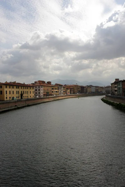 イタリアのアルノ川沿いの家 — ストック写真