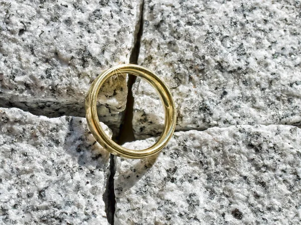 화강암으로 결혼반지 — 스톡 사진