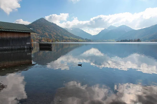 Νεφελώδης Καθρέπτης Στη Λίμνη — Φωτογραφία Αρχείου