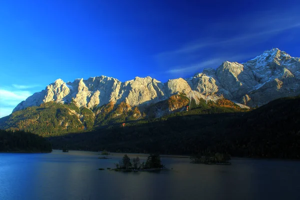 Lago Nas Montanhas — Fotografia de Stock
