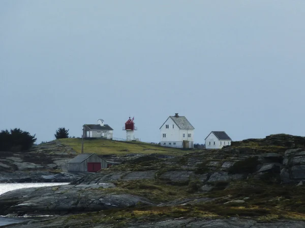 Niektóre Domy Wiejskim Wybrzeżu Norwegii Scena Wieczorna — Zdjęcie stockowe