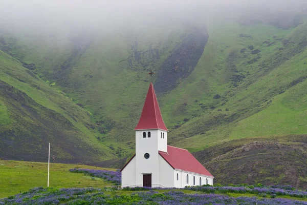 Μια Μικρή Εκκλησία Στα Νότια Της Ισλανδίας Που Περιβάλλεται Από — Φωτογραφία Αρχείου