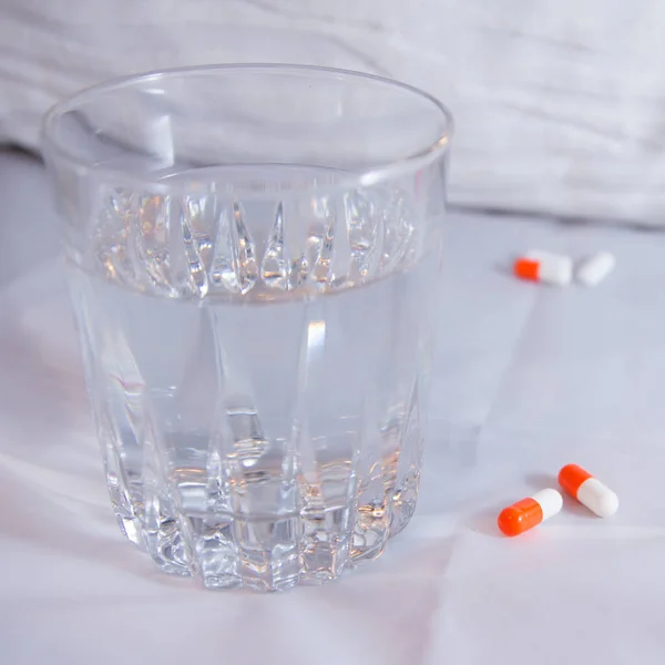 Tabletten Met Waterglas — Stockfoto