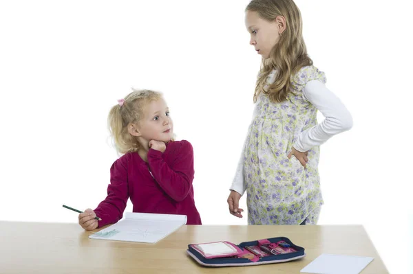 Két Lány Egy Rózsaszín Ruhás Kislánnyal Egy Ceruzarajzzal Asztalon — Stock Fotó