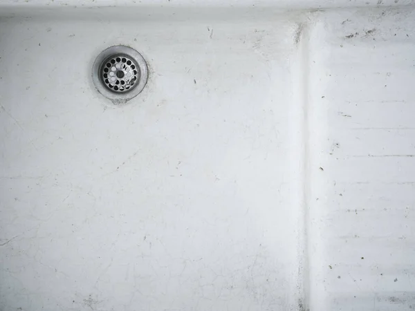 陶瓷虹吸管干燥器卫生的旧石器白金属筛洗盆 — 图库照片