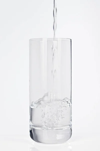 Mineralwasser Ein Glas Gießen — Stockfoto