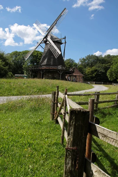 Naturskön Utsikt Över Landskapet Med Väderkvarnsbyggnad — Stockfoto