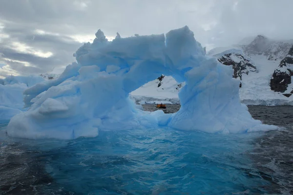 Ανταρκτική Κρύος Καιρός Και Παγόβουνο — Φωτογραφία Αρχείου