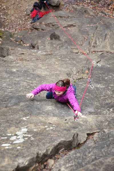 Fille Escalade Sur Rocher — Photo