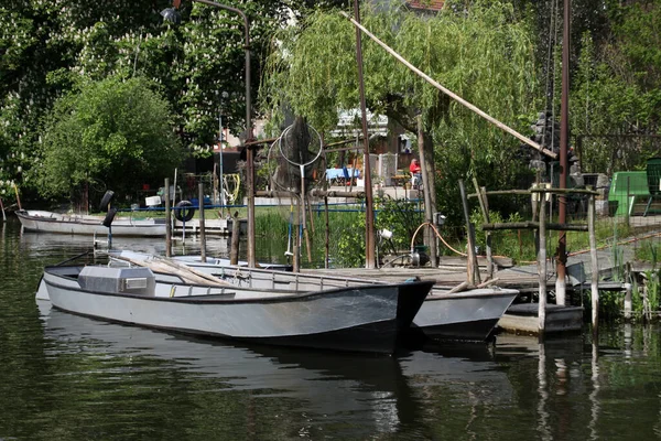 Boote Ufer Des Flusses — Stockfoto