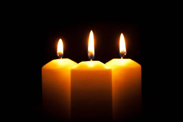Leuchtende Kerzen Kerzenschein Vor Schwarzem Hintergrund — Stockfoto