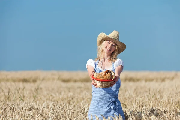 Donna Nel Campo Grano — Foto Stock