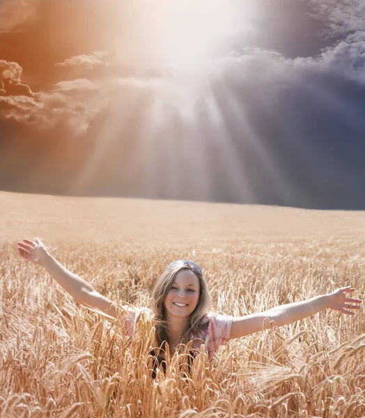 Giovane Donna Nel Campo Grano — Foto Stock