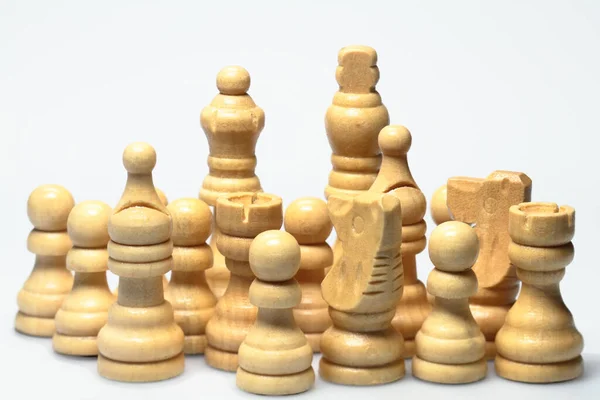 白い背景にチェスの駒のグループが立っている — ストック写真
