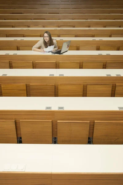 Joven Estudiante Sienta Solo Con Cuaderno Sala Conferencias — Foto de Stock