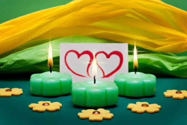 Fundo Amarelo Verde Com Corações Velas — Fotografia de Stock