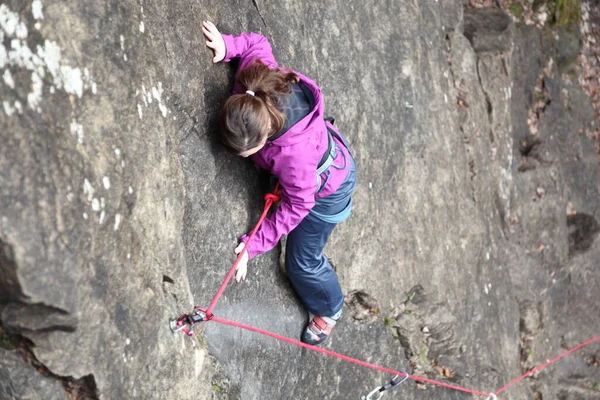 Jeune Fille Escalade Sur Rocher — Photo