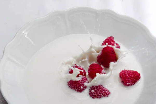 Raspberry Falls Milk Raspberry Falls Milk — Stock Photo, Image