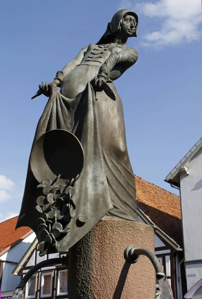Statua Della Ragazza Nella Città Riga — Foto Stock