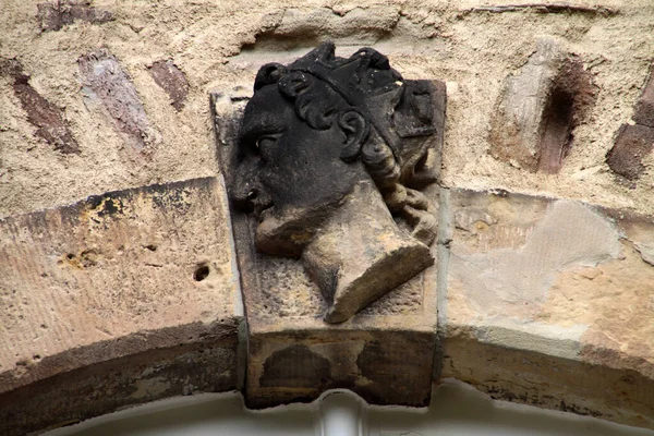 Oyulmuş Erkek Yüzlü Eski Taş Duvar — Stok fotoğraf