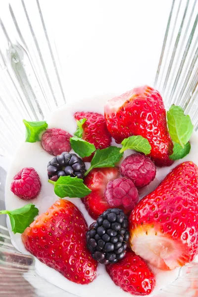Frische Erdbeeren Und Sahne Einer Glasschüssel — Stockfoto