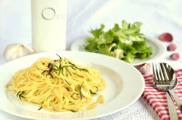 Spaghetti Aglio Olio Med Grönsallad — Stockfoto