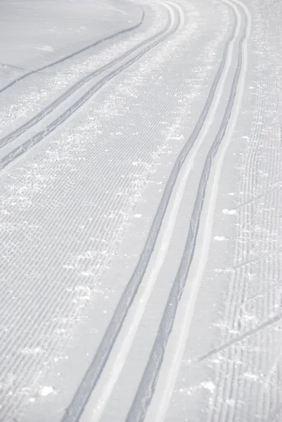 雪の中のクロスカントリースキーコース — ストック写真