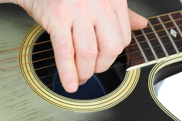 Zbliżenie Strony Trzymając Gitarę Akustyczną — Zdjęcie stockowe