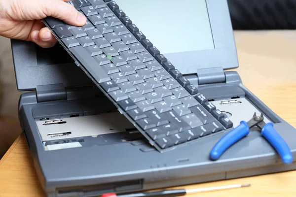 Hand Van Een Man Die Laptop Computer Gebruikt — Stockfoto