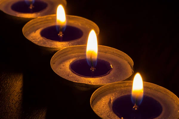 Svíčky Odrazem Černém Pozadí — Stock fotografie