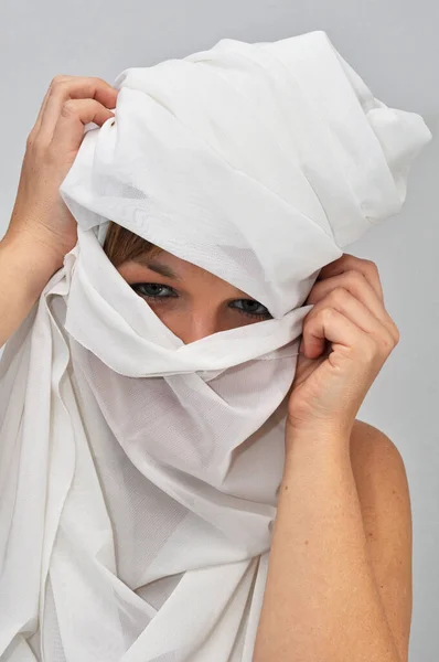 Ung Muslimsk Kvinna Hijab Med Halsduk — Stockfoto