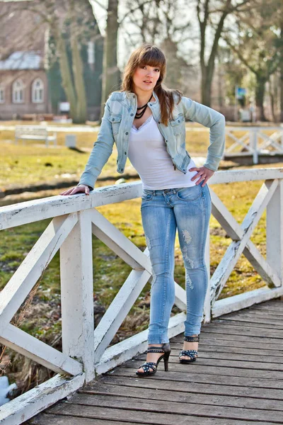 Frau Auf Der Brücke — Stockfoto