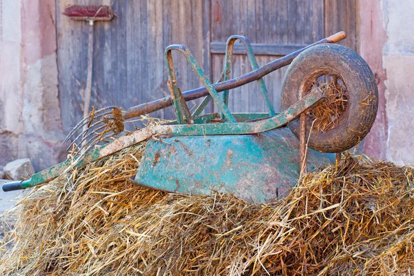 农场上生锈的旧铁轮 — 图库照片