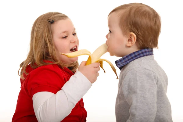 Foto Muestra Par Hermanos Alimentando Niña Con Plátano — Foto de Stock