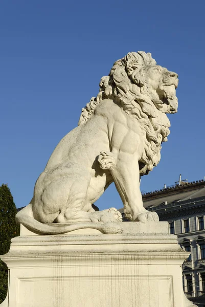 Rzeźba Lwa Przed Pałacem Sprawiedliwości Wiedeń Austria — Zdjęcie stockowe