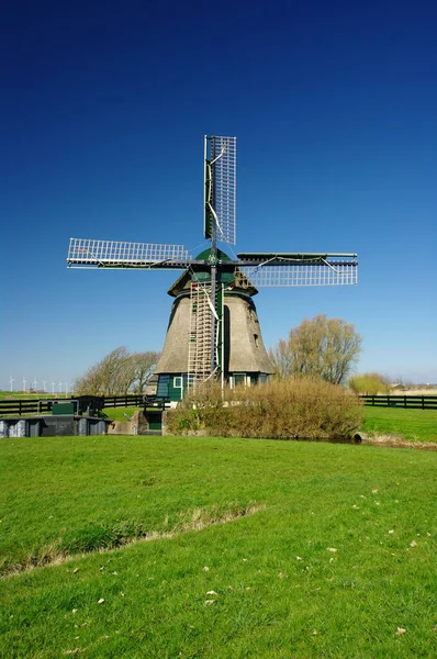 荷兰北部Groet附近的风车 — 图库照片