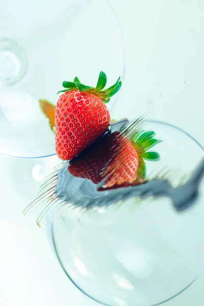 Erdbeeren Glas Auf Weißem Hintergrund — Stockfoto