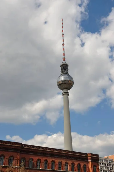Torre Telecomunicaciones Berlín Con Ayuntamiento Rojo — Foto de Stock