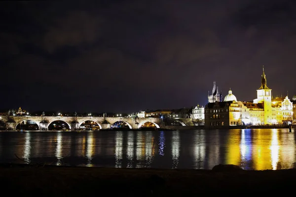 Charles Bridge Natten Fotograferad Från Liten Till Höger Syns Del — Stockfoto