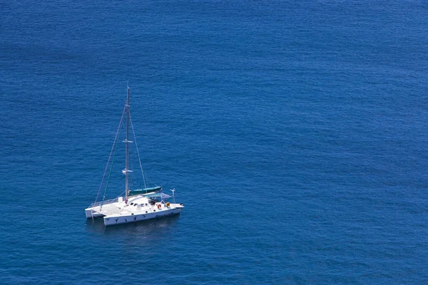 Catamaran Ancré Dans Une Baie Sur Sao Miguel Azores Ancrage — Photo