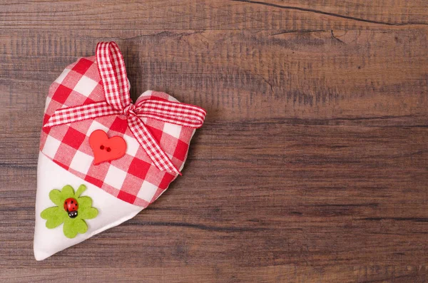 Corazón Tela Con Hoja Trébol Mariquita —  Fotos de Stock