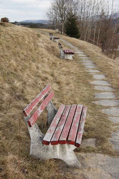 Stary Park Ławka Czerwony Obok Ścieżka — Zdjęcie stockowe