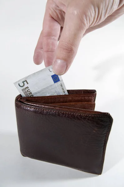 Bir Eliyle Çantadan Avroluk Banknot Çıkarılıyor — Stok fotoğraf