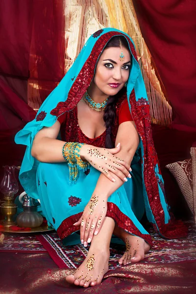 Όμορφη Νεαρή Ινδή Γυναίκα Παραδοσιακά Ρούχα — Φωτογραφία Αρχείου