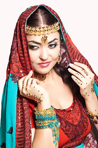 Schöne Junge Indische Frau Traditioneller Kleidung Isoliert Auf Weißem Hintergrund — Stockfoto